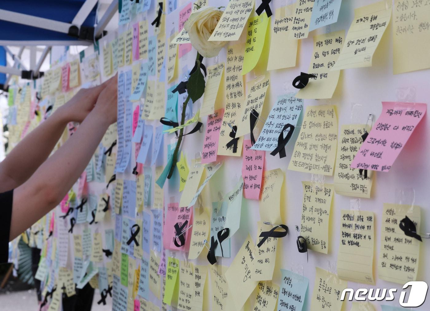 본문 이미지 - 서울 양천구 신목초등학교에 마련된 교사 A씨의 추모공간을 찾은 추모객들이 고인을 추모하고 있다. /뉴스1 ⓒ News1 신웅수 기자