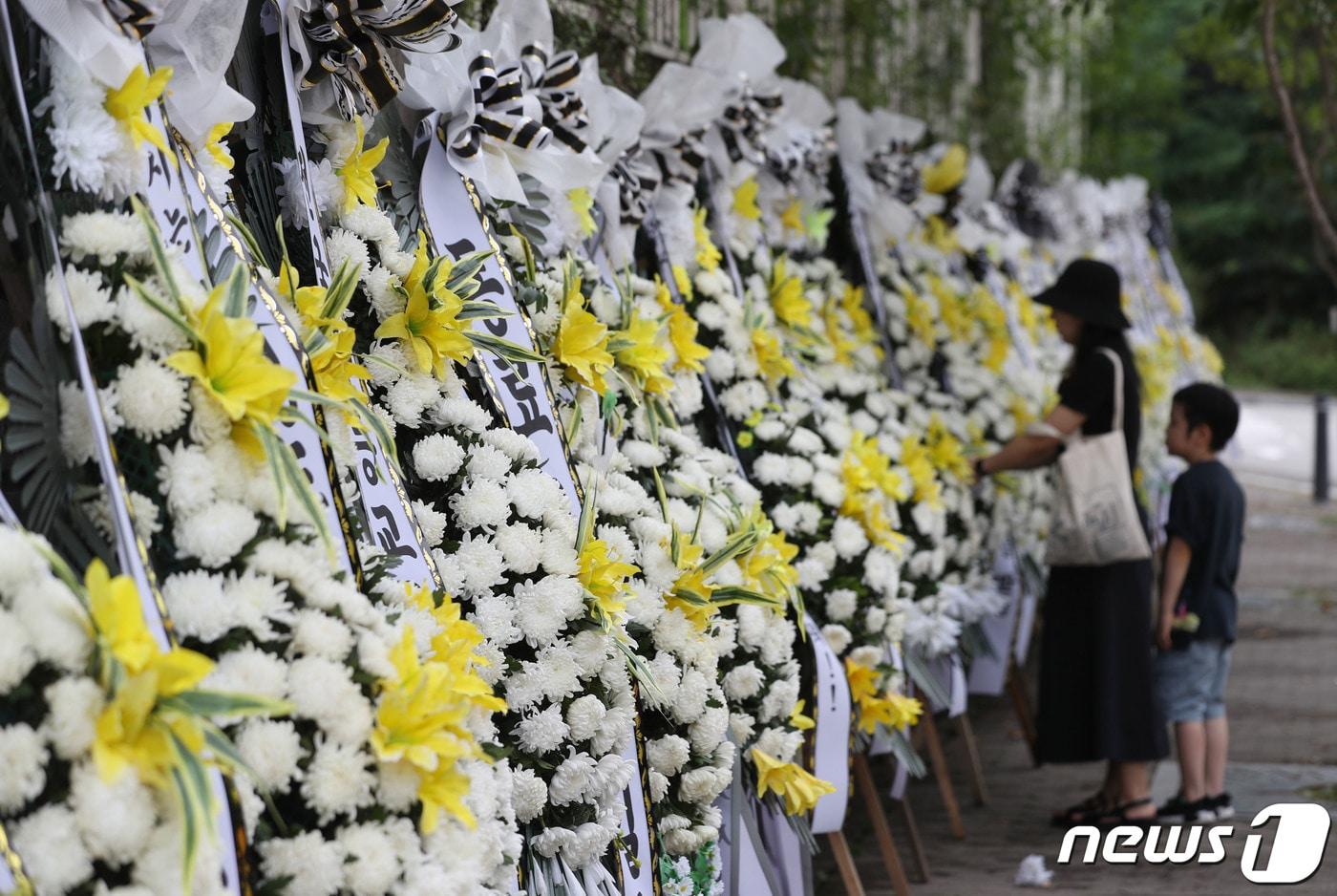 본문 이미지 - 4일 오후 경기 용인시의 한 고등학교 앞에 학부모로부터 피소된 뒤 극단선택으로 숨진 60대 체육교사를 추모하는 근조화환이 놓여 있다. 2023.9.4/뉴스1 ⓒ News1 김영운 기자