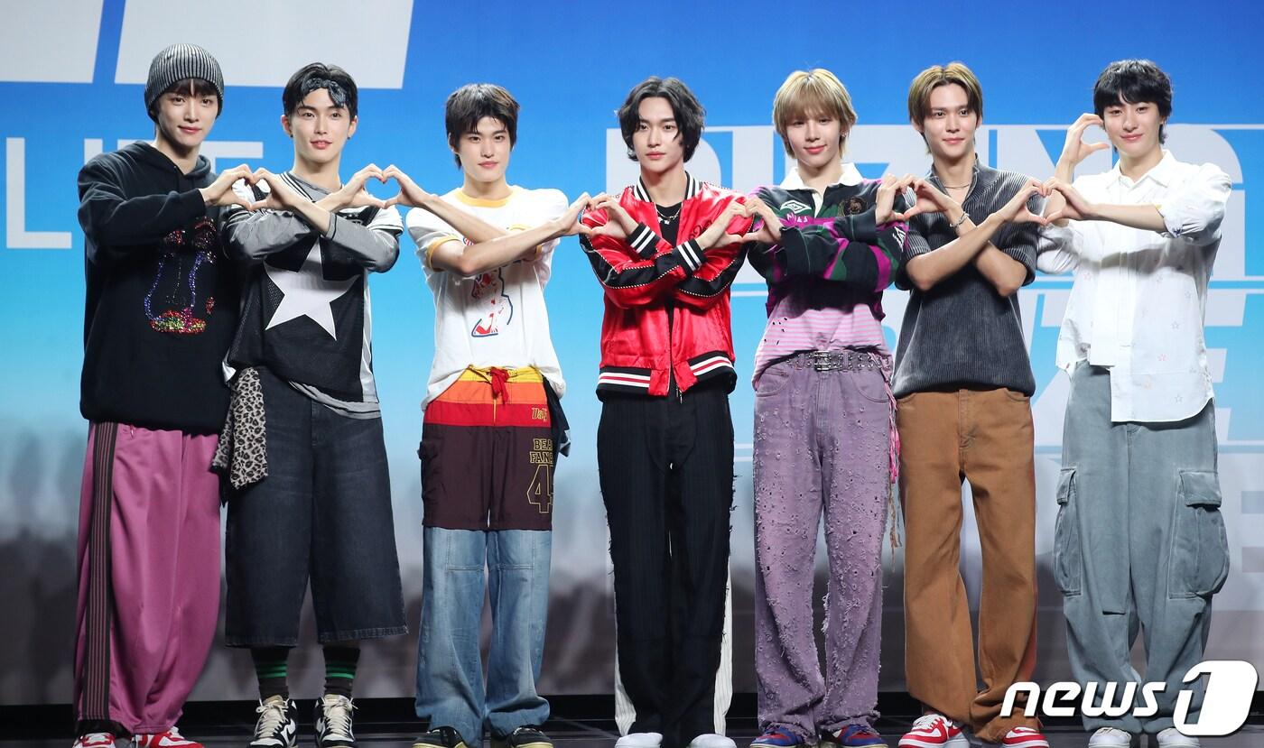 본문 이미지 - SM 신인 그룹 라이즈(RIIZE)의 성찬(왼쪽부터)과 승한, 소희, 원빈, 쇼타로, 은석, 앤톤이 4일 서울 용산구 블루스퀘어에서 가진 첫 싱글 앨범 ‘겟 어 기타(Get A Guitar)’ 쇼케이스에서 포즈를 취하고 있다. 2023.9.4/뉴스1 ⓒ News1 권현진 기자