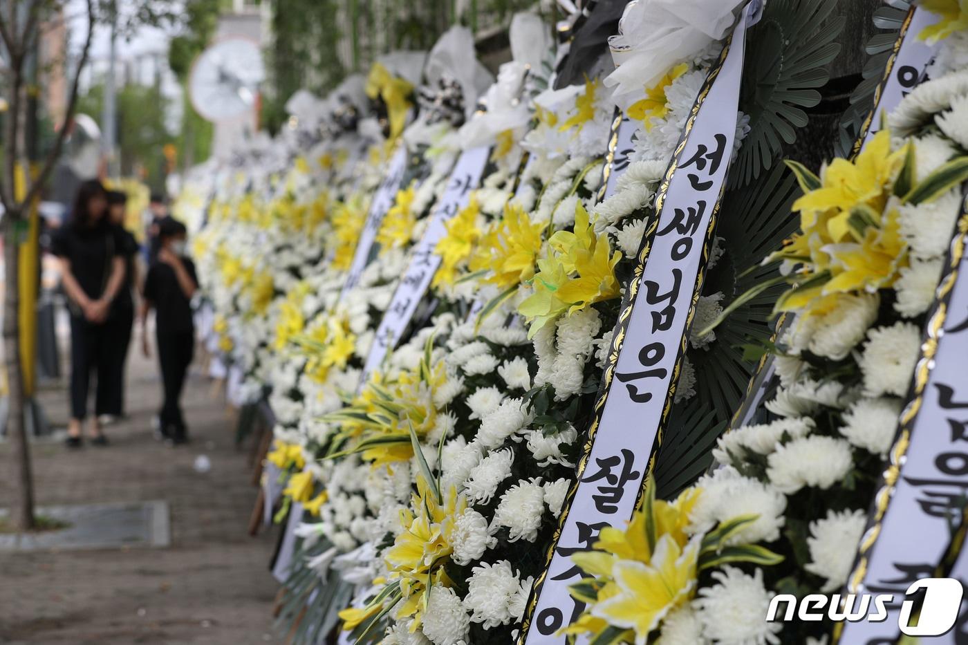 본문 이미지 - 사진은 9월4일 오후 경기 용인시의 한 고등학교 앞에 학부모로부터 피소된 뒤 극단선택으로 숨진 60대 체육교사를 추모하는 근조화환이 놓여 있는 모습. 2023.9.4/뉴스1 ⓒ News1 김영운 기자