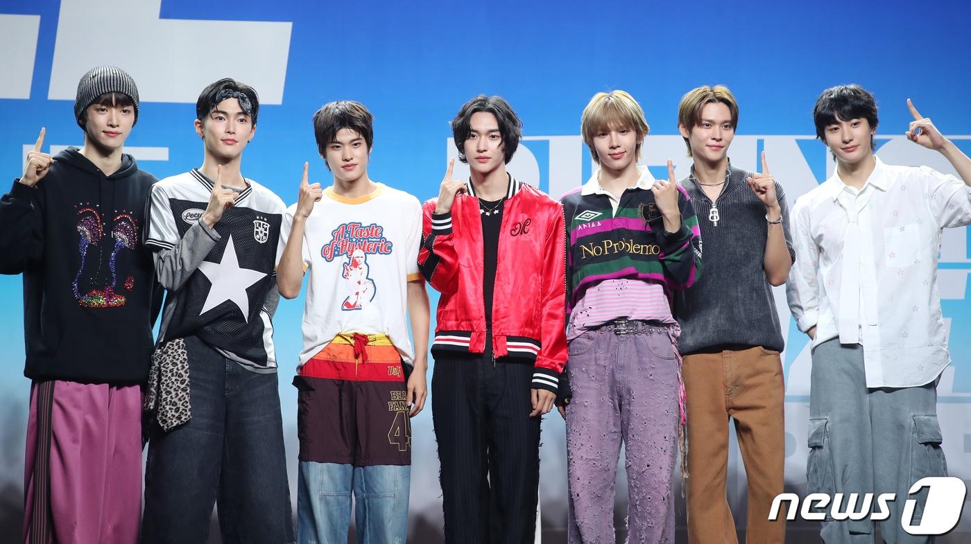 SM 신인 그룹 라이즈(RIIZE)의 성찬(왼쪽부터)과 승한, 소희, 원빈, 쇼타로, 은석, 앤톤이 4일 서울 용산구 블루스퀘어에서 가진 첫 싱글 앨범 ‘겟 어 기타(Get A Guitar)’ 쇼케이스에서 포즈를 취하고 있다. 2023.9.4/뉴스1 ⓒ News1 권현진 기자