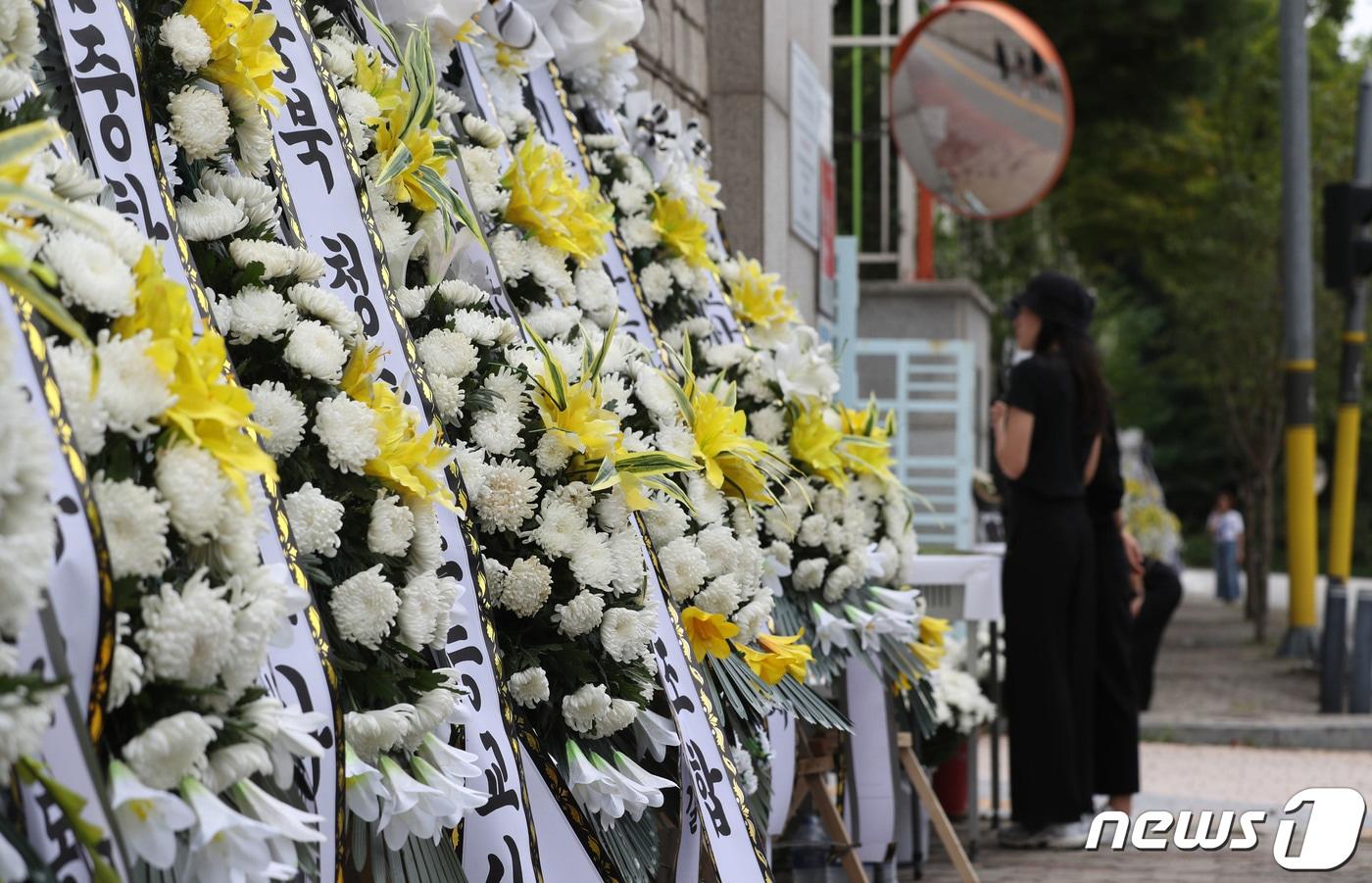 본문 이미지 - 경기도교육청에서 편성한 ‘자동녹음전화기’ 추경예산 전액이 상임위원회에서 삭감된 가운데 사생활 보호를 위해 ‘듀얼넘버 요금’을 지원하자는 제안이 나왔다. 사진은 9월4일 오후 경기 용인시의 한 고등학교 앞에 학부모로부터 피소된 뒤 극단선택으로 숨진 60대 체육교사를 추모하는 근조화환이 놓여 있는 모습. 2023.9.4/뉴스1 ⓒ News1 김영운 기자