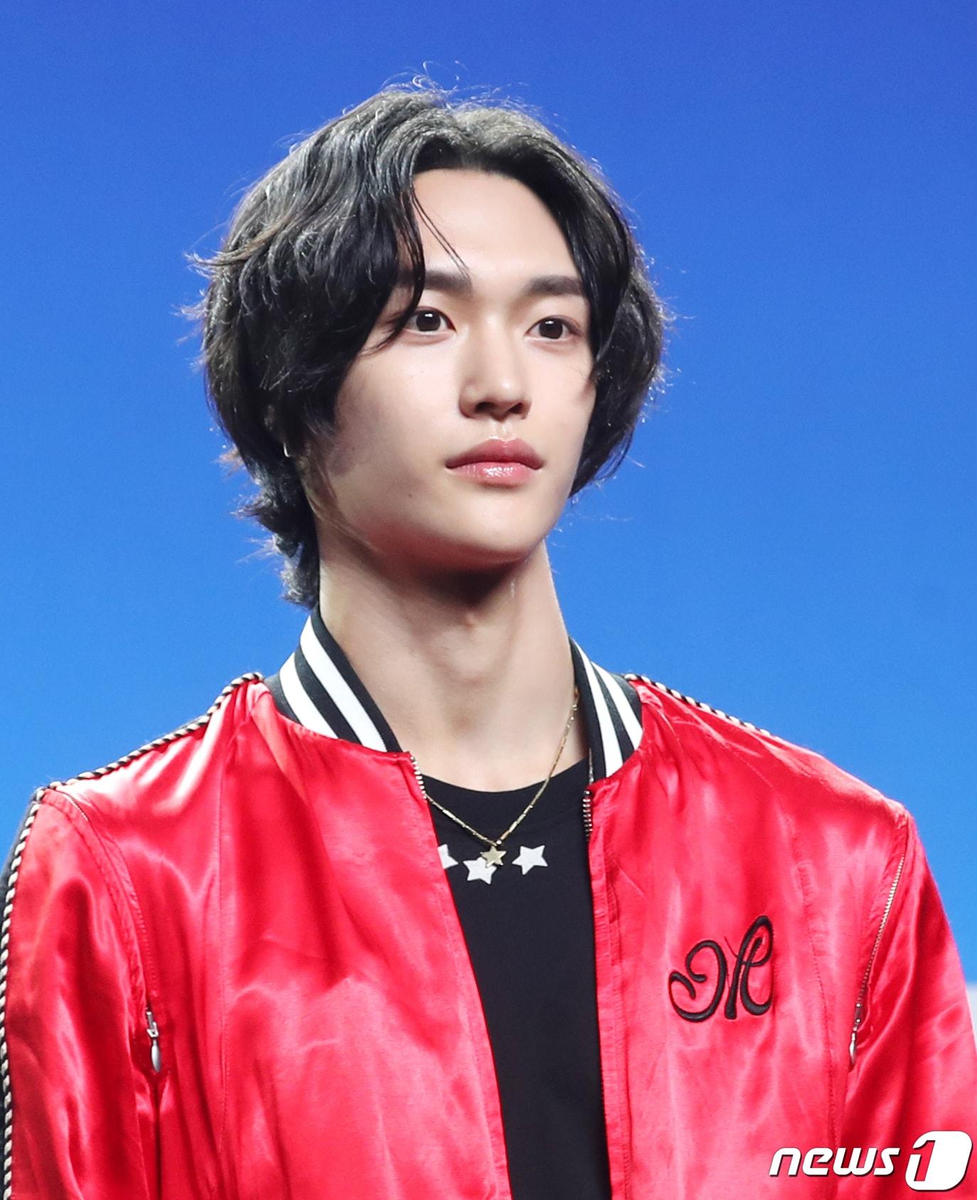 본문 이미지 - SM 신인 그룹 라이즈(RIIZE)의 원빈이 4일 서울 용산구 블루스퀘어에서 가진 첫 싱글 앨범 ‘겟 어 기타(Get A Guitar)’ 쇼케이스에서 포즈를 취하고 있다. 2023.9.4/뉴스1 ⓒ News1 권현진 기자