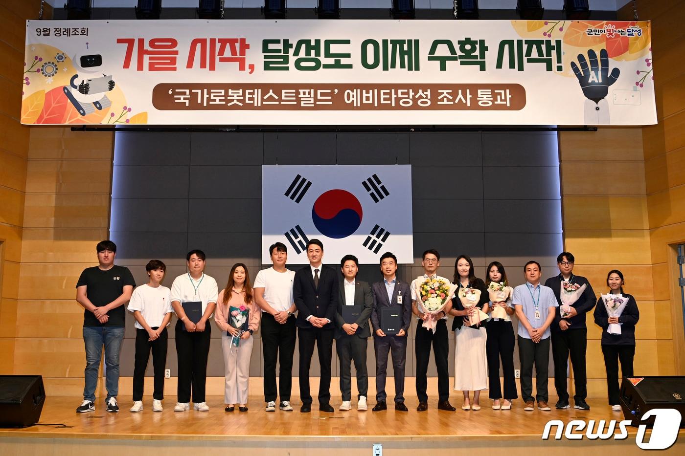본문 이미지 - 제1회 대구 달성군 직원 유튜브 영상 공모전에서 수상팀이 단체사진을 촬영하고 있다.(대구 달성군 제공)
