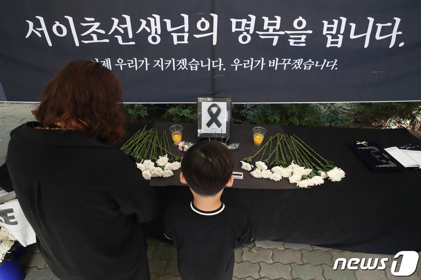 대구교육청은 1일 교사들의 교육활동 보호를 위한 교육활동지원변호사단을 운영한다고 밝혔다. 사진은 지난 9월 4일 대구교육청 앞 분수광장에 마련된 서울 서이초 교사 49재 추모 분향소에서 시민들이 추모하는 모습. (사진은 기사 내용과 무관함) 2023.9.4/뉴스1 ⓒ News1 공정식 기자