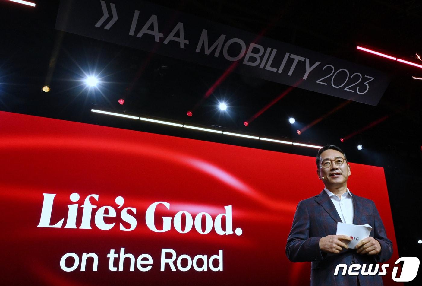 LG전자 CEO 조주완 사장이 지난 2023년 9월4일(현지시간) 독일 뮌헨에서 열린 ‘IAA 모빌리티 2023’ 프레스 콘퍼런스에서 '이동 공간에서 즐기는 라이프스굿(Taking 'Life’s Good' on the Road)'을 주제로 LG전자가 바라보는 모빌리티 산업과 미래 비전 등을 소개하고 있다. (LG전자 제공) 2023.9.4/뉴스1