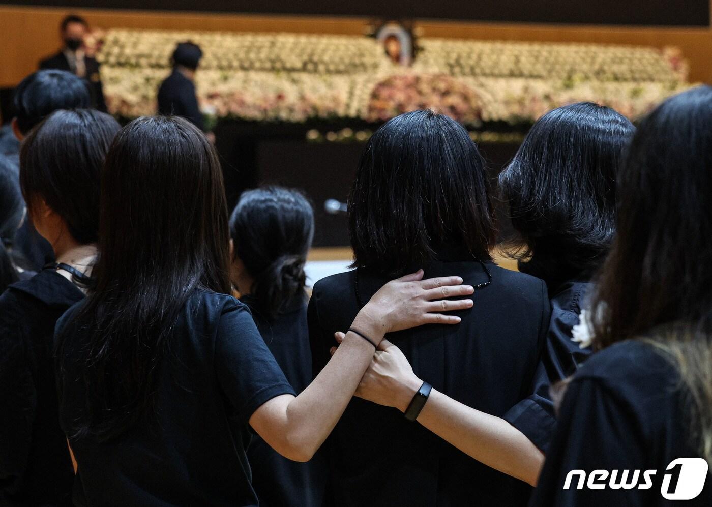 본문 이미지 - 4일 오후 서울 서초구 서이초등학교 대강당에서 열린 서이초 교사의 ‘49재 추모제’에 동료 교사들이 서로를 위로하고 있다. (공동취재) 2023.9.4/뉴스1 ⓒ News1 유승관 기자