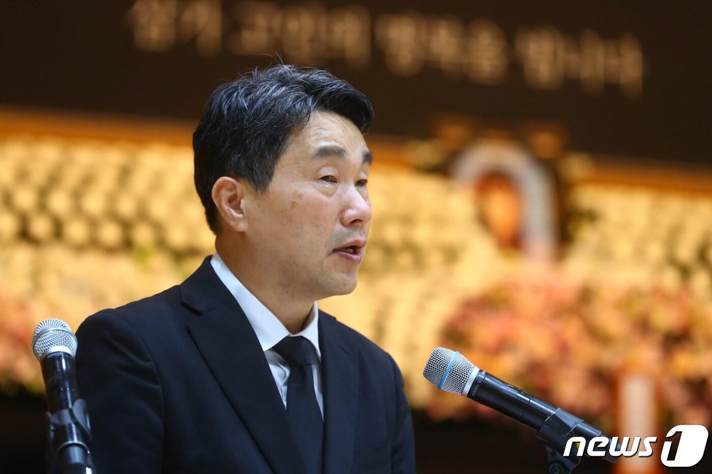 본문 이미지 - 이주호 사회부총리 겸 교육부 장관이 4일 서울 서초구 서이초등학교에서 열린 고 서이초 교사 49재 추모식에 참석해 추모사를 하고 있다. (공동취재) 2023.9.4/뉴스1 ⓒ News1 유승관 기자