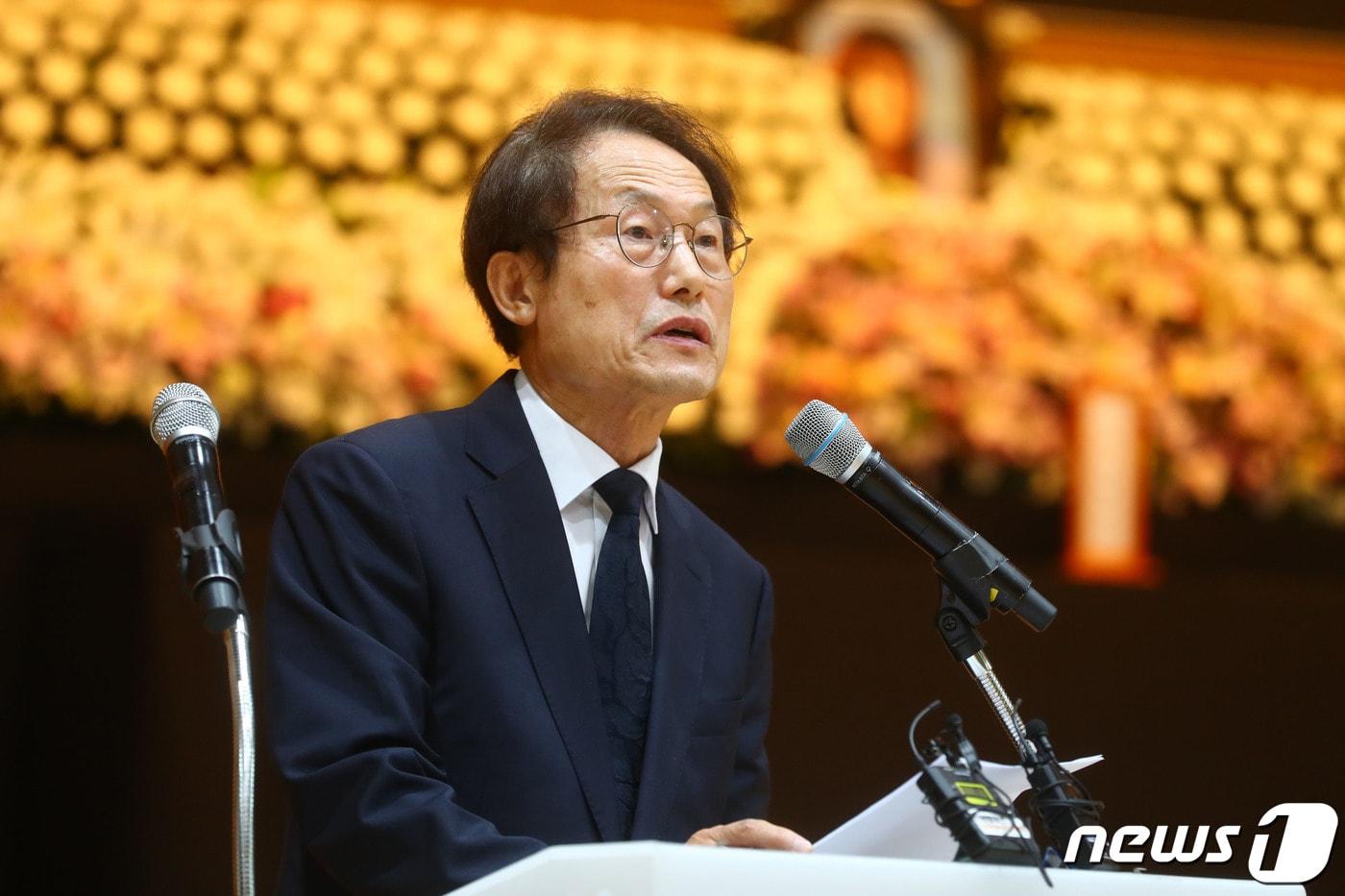 본문 이미지 - 조희연 서울시교육감이 4일 서울 서초구 서이초등학교에서 열린 고 서이초 교사 49재 추모식에서 추모사를 하고 있다. (공동취재) 2023.9.4/뉴스1 ⓒ News1 유승관 기자