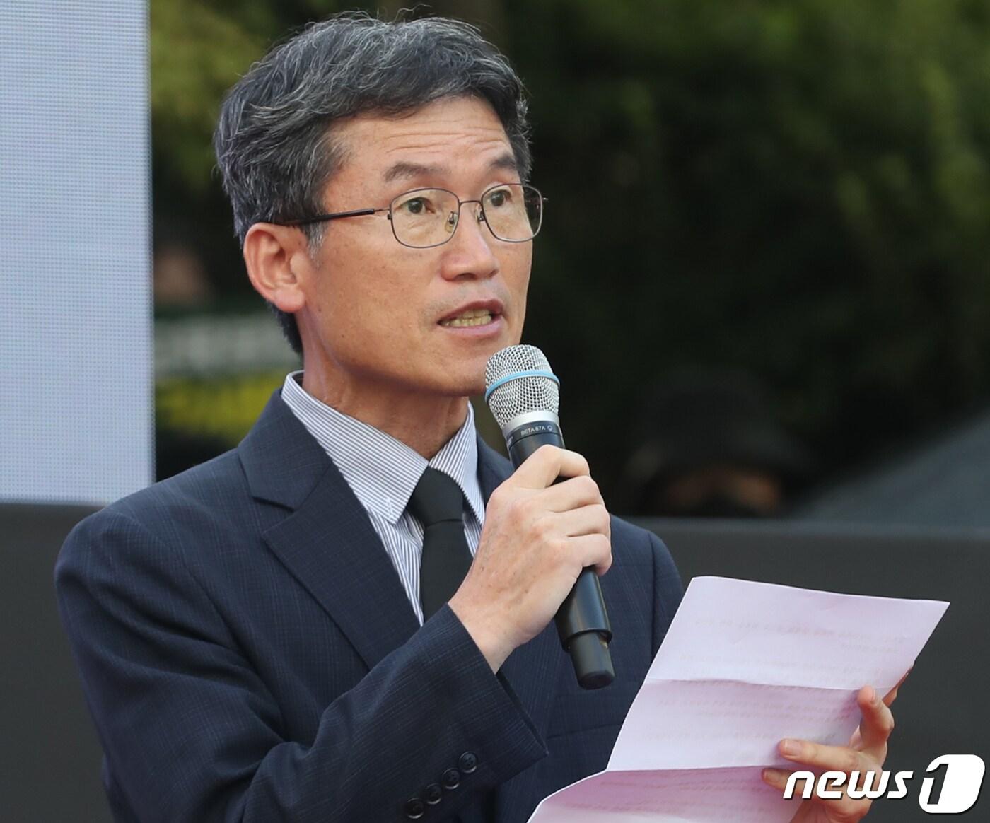 본문 이미지 - 천창수 울산교육감이 4일 오후 울산시교육청 앞에서 열린 서울 서이초 사망 교사 49재 추모집회에서 추도사 하고 있다. 2023.9.4/뉴스1 ⓒ News1 조민주 기자