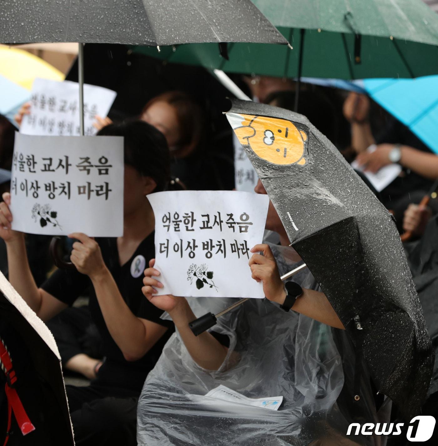 본문 이미지 - 사망한 서이초 교사의 49재 추모일인 4일 전북 전주시 전북도교육청에서 열린 전북교사 추모집회에서 참석자들이 구호를 외치고 있다. 2023.9.4/뉴스1 ⓒ News1 유경석 기자