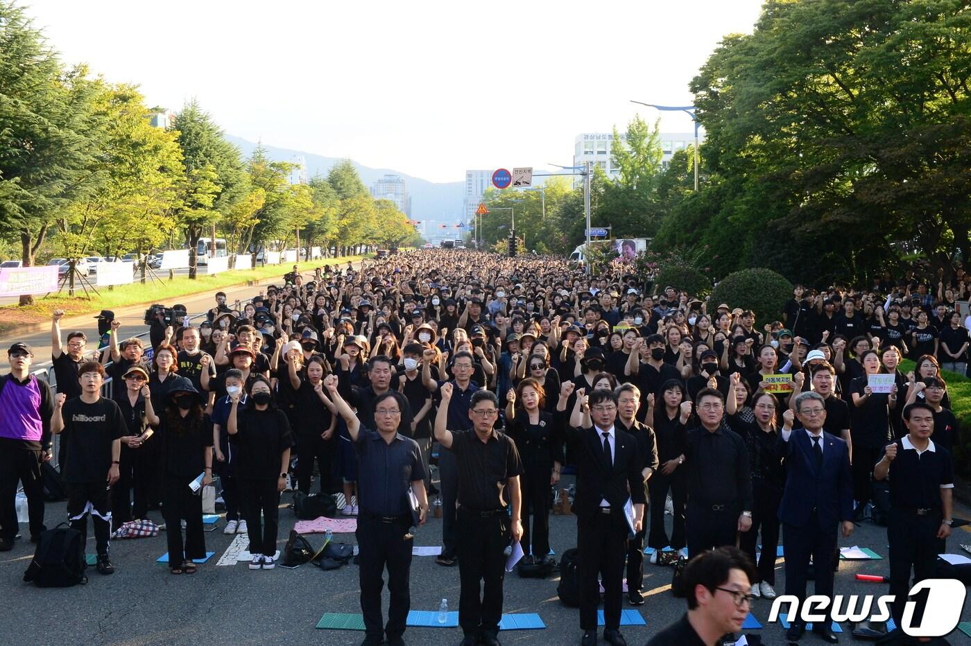 본문 이미지 - 4일 오후 경남교육청 앞에서 열린 고 서이초 교사 49재 추모 집회에 참석한 교사들이 묵념하고 있다. 2023.9.4 ⓒ 뉴스1 박민석 기자