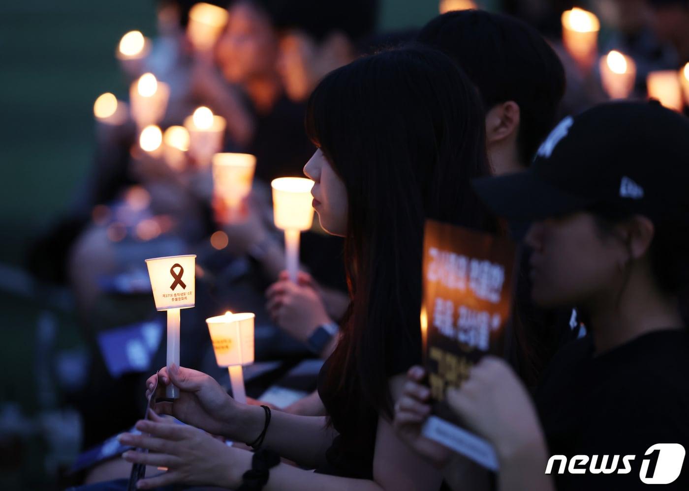 본문 이미지 - 공교육 멈춤의 날인 4일 오후 서울 서초구 서울교육대학교 운동장에서 열린 서이초 교사 49재 추모 촛불집회에서 참석자들이 고인이 된 선생님을 추모하고 있다. (사진은 기사 내용과 무관함) 2023.9.4/뉴스1 ⓒ News1 김민지 기자