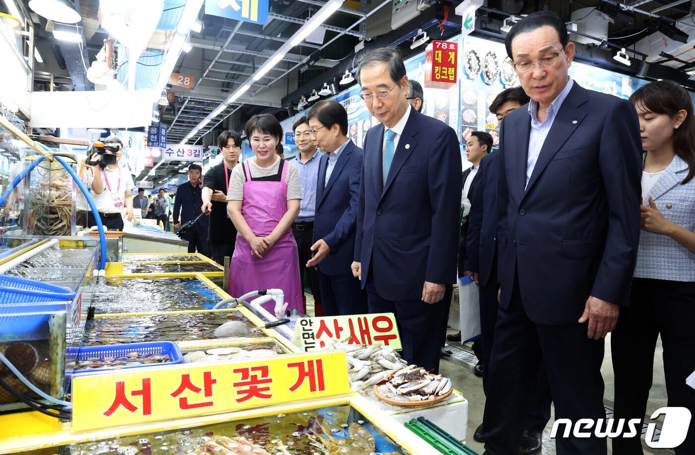 한덕수 국무총리가 4일 오후 서울 송파구 가락 수산시장에서 수산물 소비 동향을 점검하고 있다. 2023.9.4/뉴스1 ⓒ News1 김명섭 기자