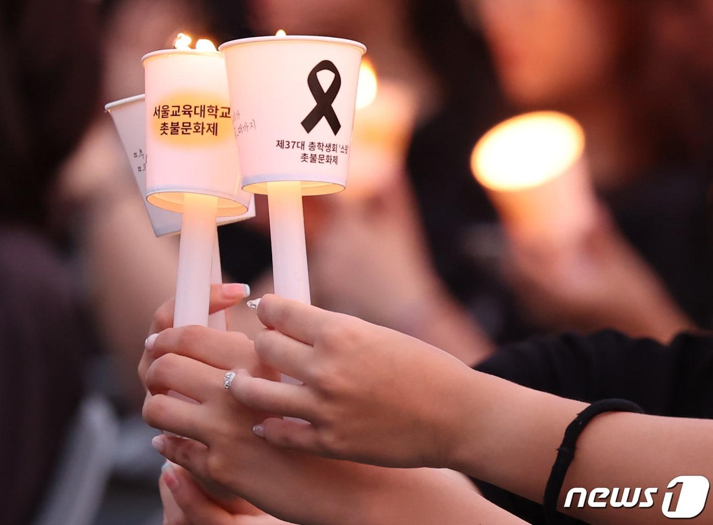 본문 이미지 - 공교육 멈춤의 날인 4일 오후 서울 서초구 서울교육대학교 운동장에서 열린 서이초 교사 49재 추모 촛불집회에서 참석자들이 고인이 된 선생님을 추모하고 있다. 2023.9.4/뉴스1 ⓒ News1 김민지 기자