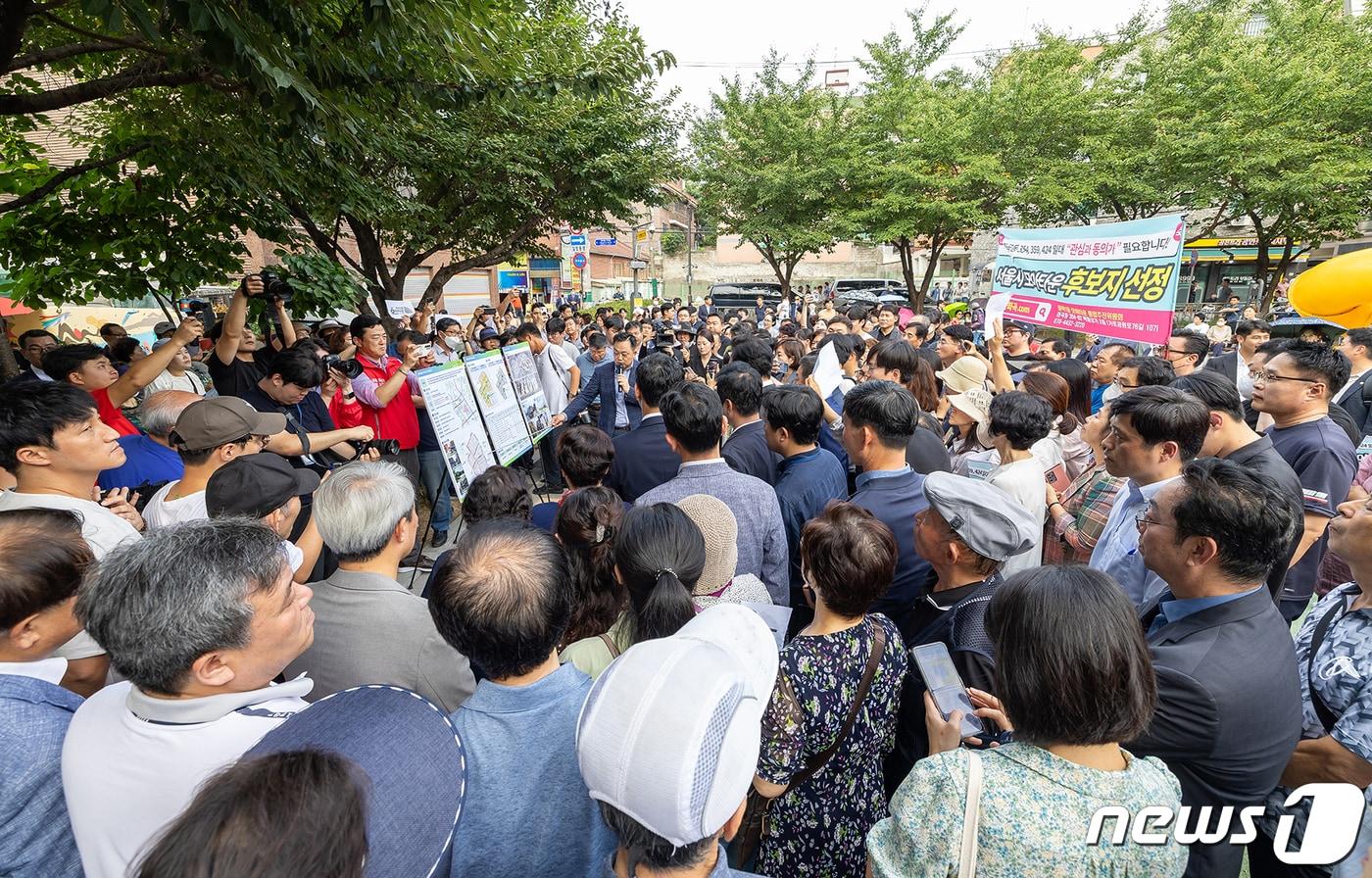 본문 이미지 - 박대우 강서구청장 권한대행과 오세훈 서울시장이 4일 모아타운 대상지인 서울 강서구 화곡1동 345번지 일대를 찾아 현장 설명을 듣고 있다. (강서구 제공) 2023.9.4/뉴스1