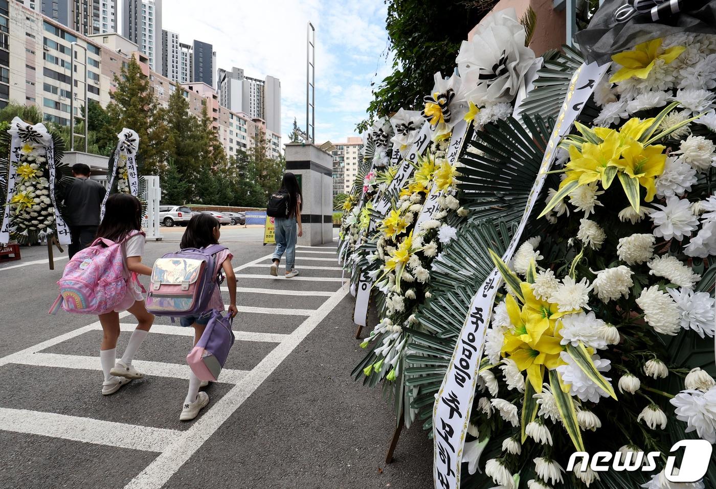 본문 이미지 - 5일 오전 서울 서초구 서이초에서 학생들이 등교하고 있다. 극단전 선택으로 사망한 서이초 교사 A씨의 49재는 지난 4일 이곳에서 엄수됐다. 2023.9.5/뉴스1 ⓒ News1 장수영 기자