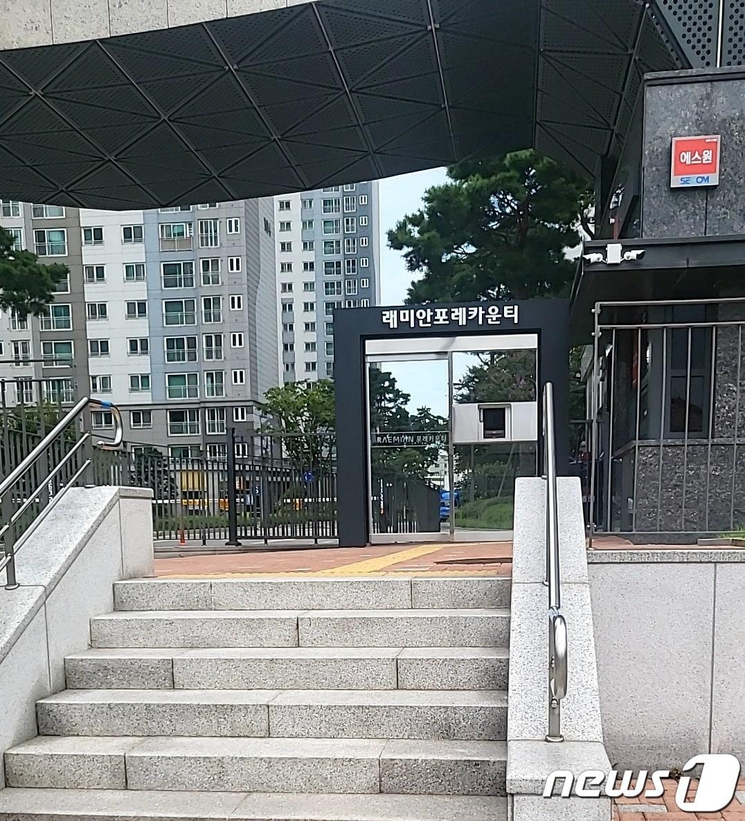 본문 이미지 - 서울 성북구 장위동 래미안 포레카운티 입구의 모습. 2023.9.4/ 김도엽 기자