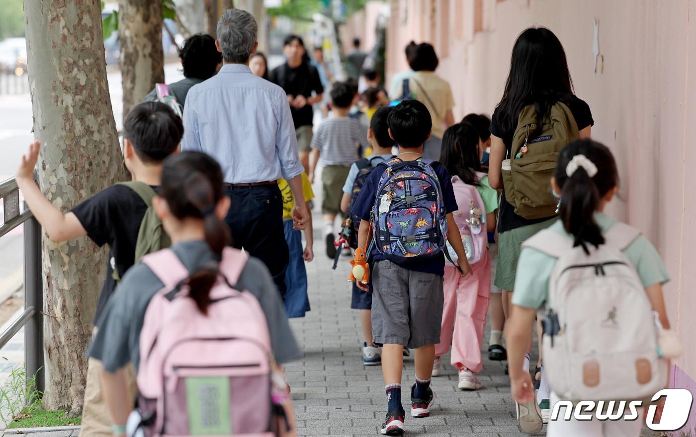 서울 서초구 서이초에서 학생들이 등교하고 있다. 2023.9.5/뉴스1 ⓒ News1 장수영 기자