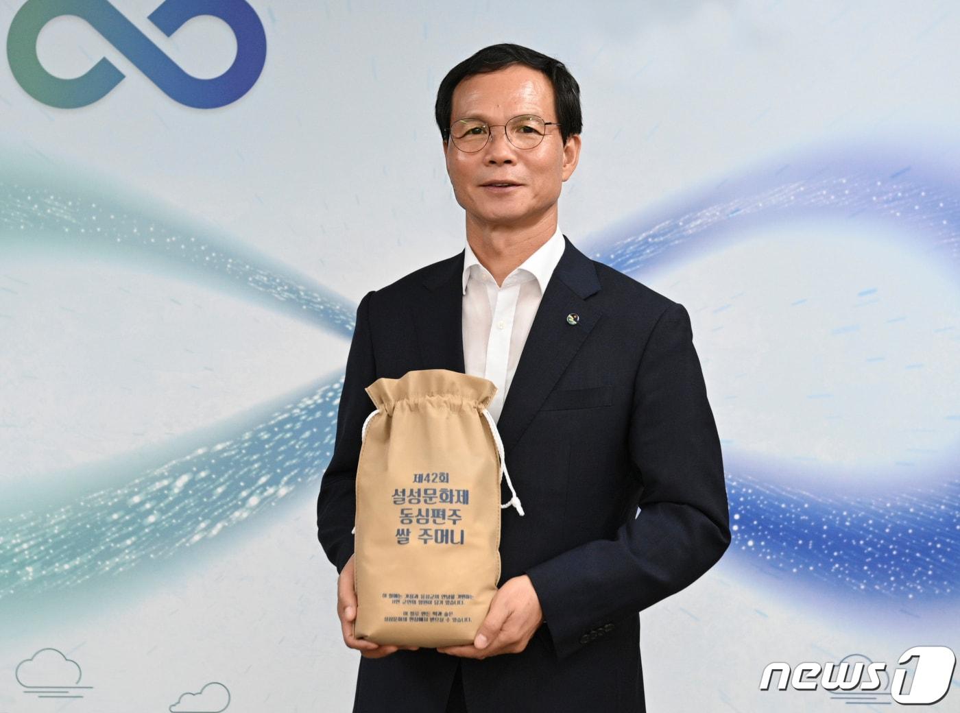 본문 이미지 -  5일 충북 음성문화원은 설성문화제 기간 주민과 함께 기원할 소원을 접수한다고 밝혔다. 사진은 첫 번째로 소원을 접수한 조병옥 군수.(음성군 제공)2023.9.5/뉴스1 
