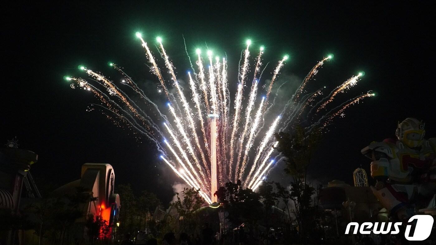 마산로봇랜드가 9일 개장 4주년 맞이 기념 불꽃놀이를 한다. 사진은 지난해 불꽃놀이 모습.&#40;마산로봇랜드 제공&#41;