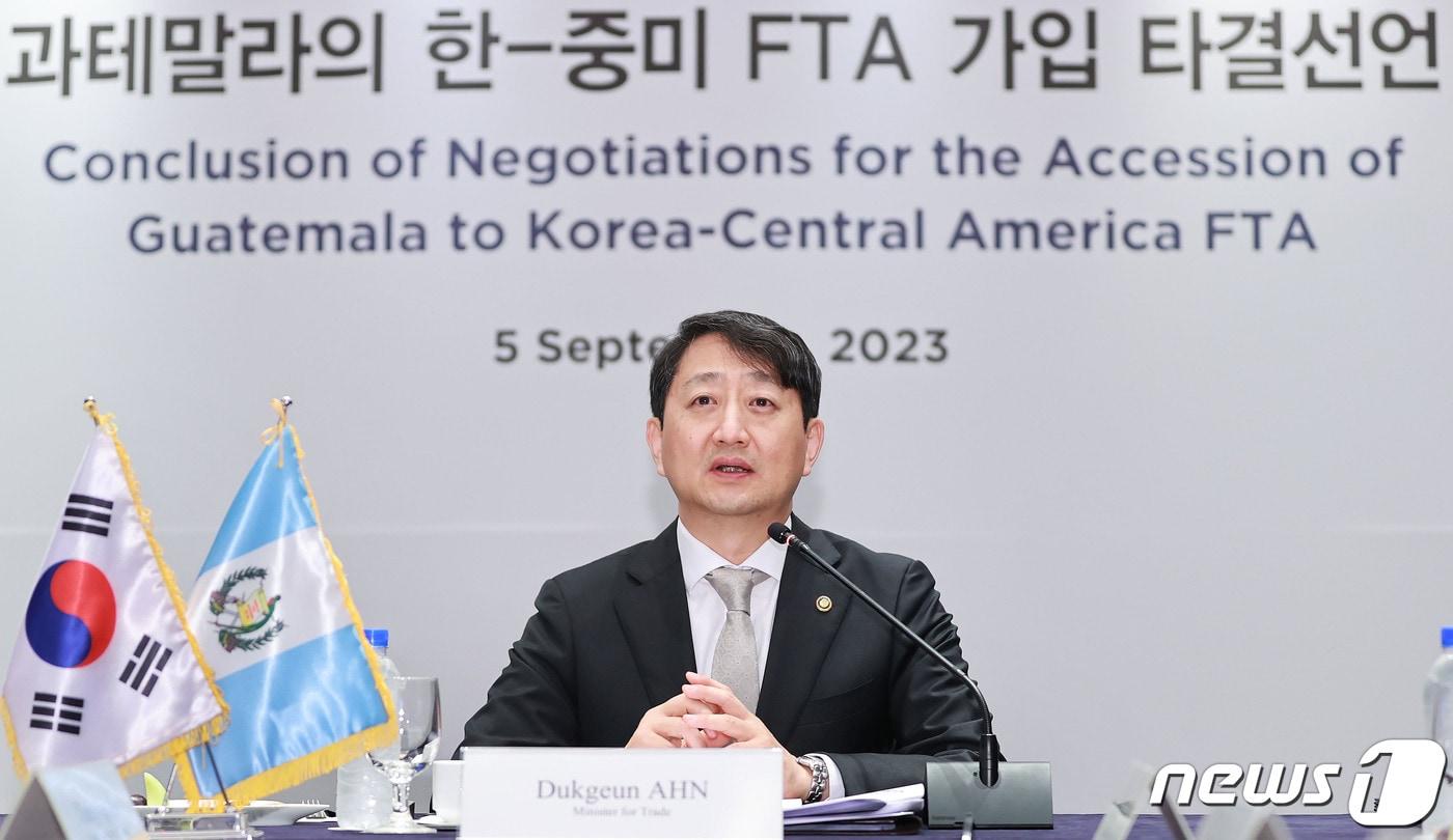 안덕근 산업통상자원부 장관이 통상교섭본부장으로 재직하던 지난해 9월 서울 중구 롯데호텔에서 열린 과테말라의 한-중미 FTA 가입 협상 타결선언식에서 축사하고 있다. (산업통상자원부 제공) 2023.9.5/뉴스1