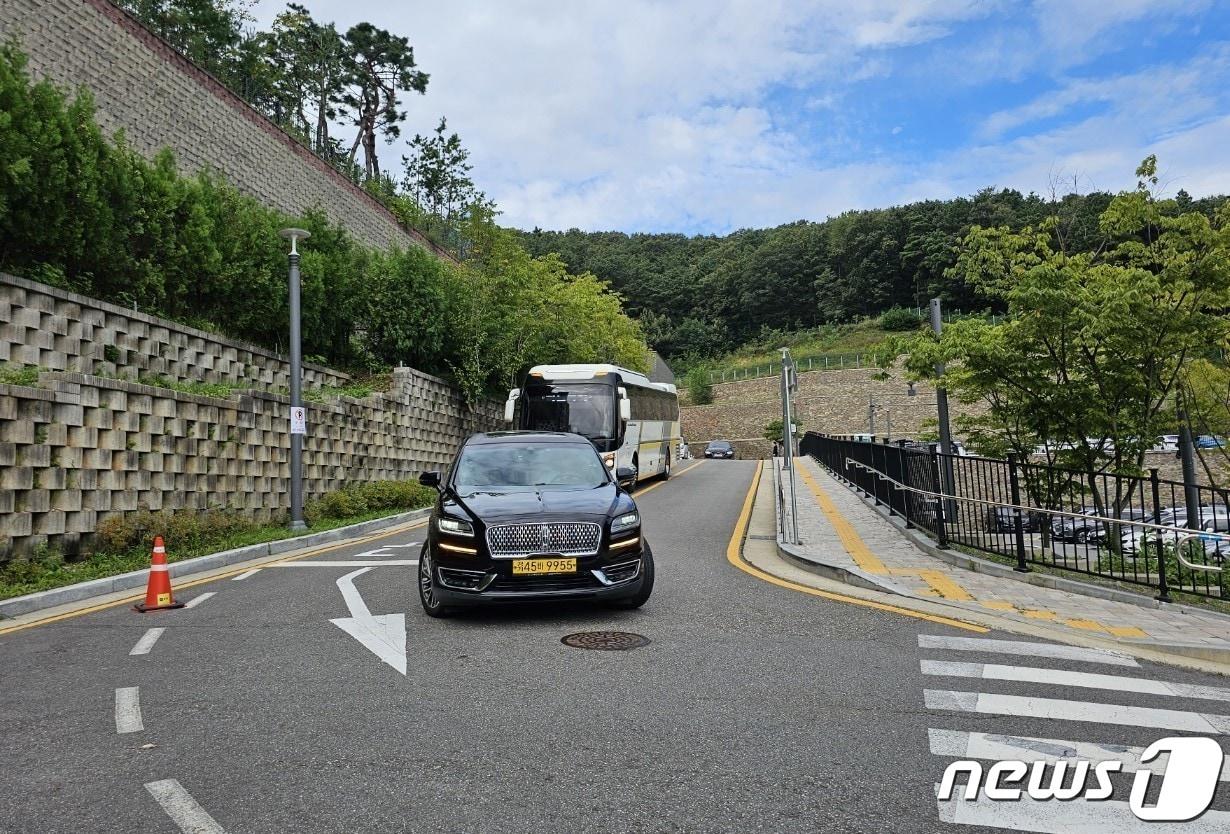 본문 이미지 - 지난 3일 숨진채 발견된 용인 60대 체육교사의 발인식이 5일 오전 9시 50분께 치러졌다. ⓒ News1 김평석 기자