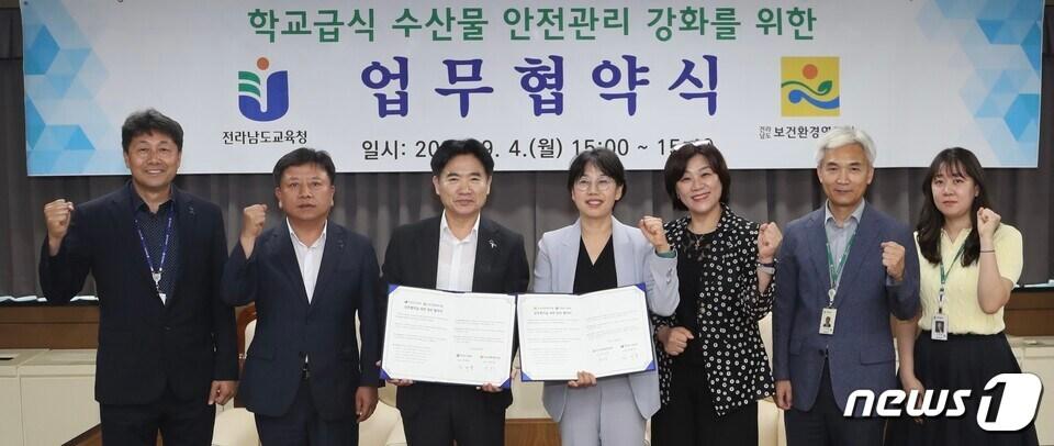 본문 이미지 - 김대중 전남도교육감(왼쪽에서 세 번째)과 안양준 전남도보건환경연구원장이 학교급식 수산물 안전관리를 강화를 위한 업무협약을 체결한 뒤 기념사진을 찍고 있다.(전남교육청 제공)/뉴스1 