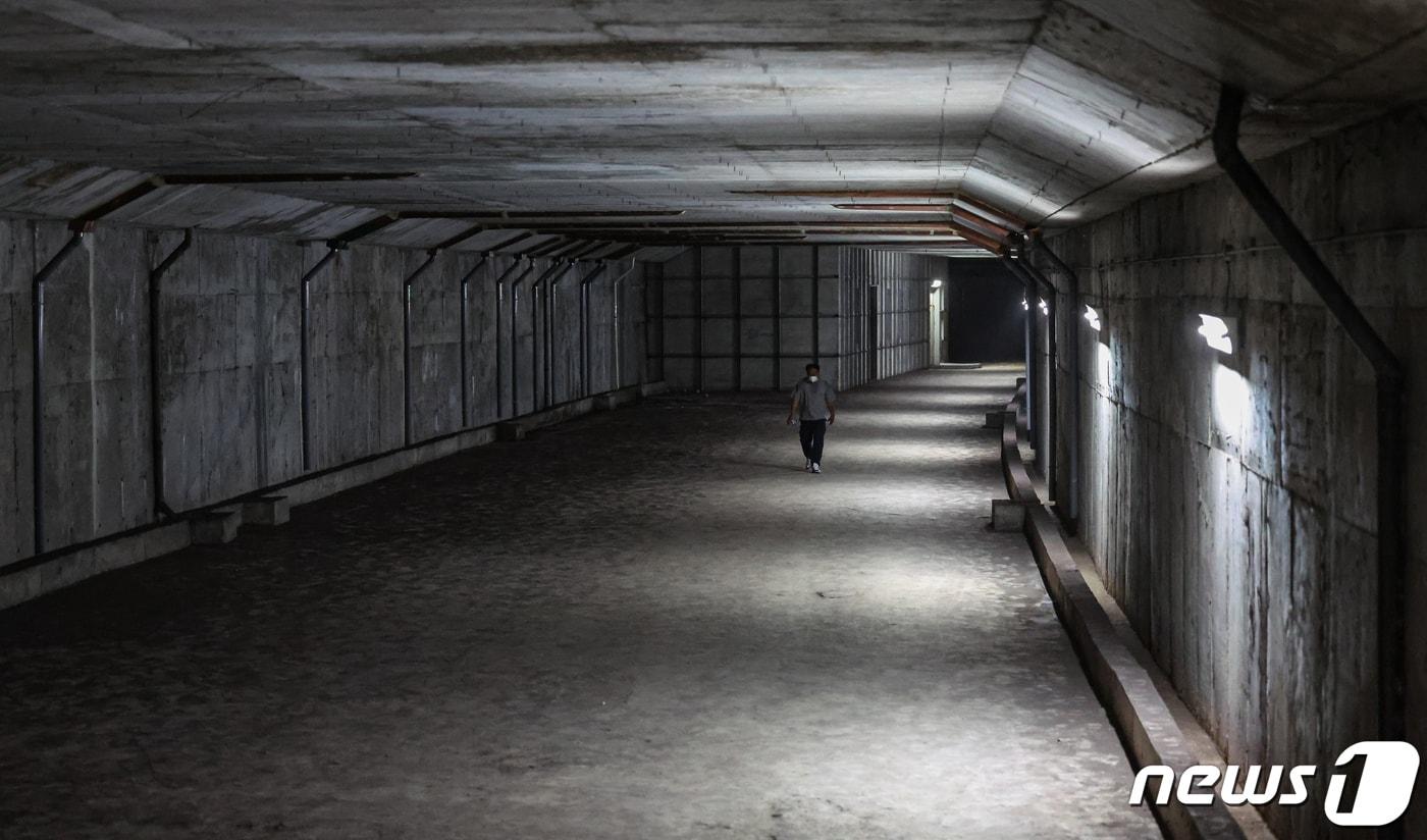 5일 서울 중구 지하철 2호선 시청역과 을지로입구역 사이 지하 2층 미개방 공간이 언론에 공개되고 있다. 서울시는 40년 만에 공개되는 폭 9.5m, 높이 4.5m, 총 길이 335m규모의 이 공간을 오는 8~23일 시민들에게 선보인다고 밝혔다. 2023.9.5/뉴스1 ⓒ News1 김도우 기자