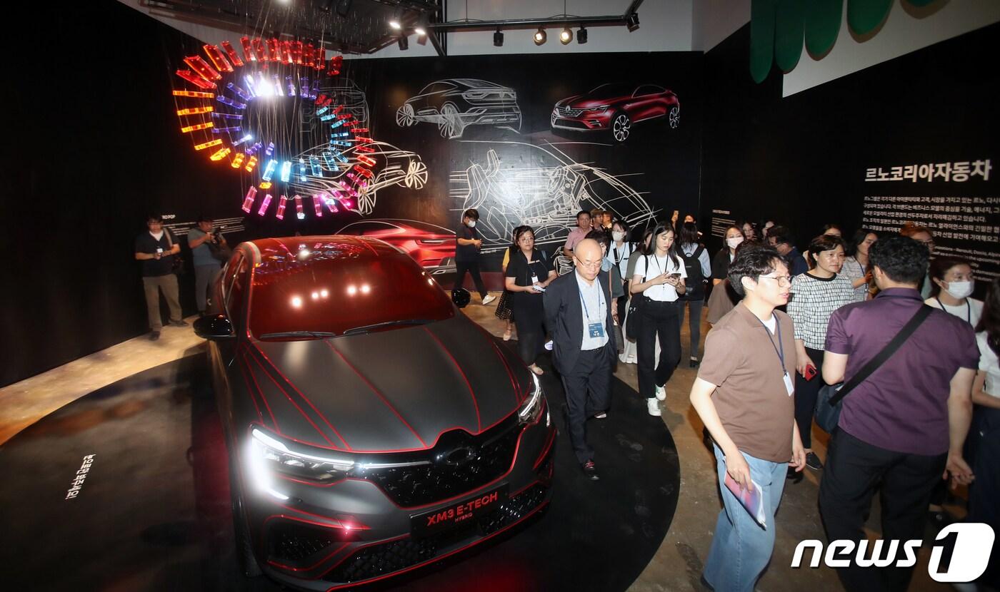 광주디자인진흥원이 5일 오전 광주비엔날레 전시관에서 제10회 광주디자인비엔날레 국내외 언론매체 초청 미디어데이를 개최하고 본전시 사전 공개 행사를 진행하고 있다. 사진 속 작품은 1관 테크놀로지관에 전시된 &#39;르노코리아의 자동차&#39;. 2023.9.5/뉴스1 ⓒ News1 김태성 기자