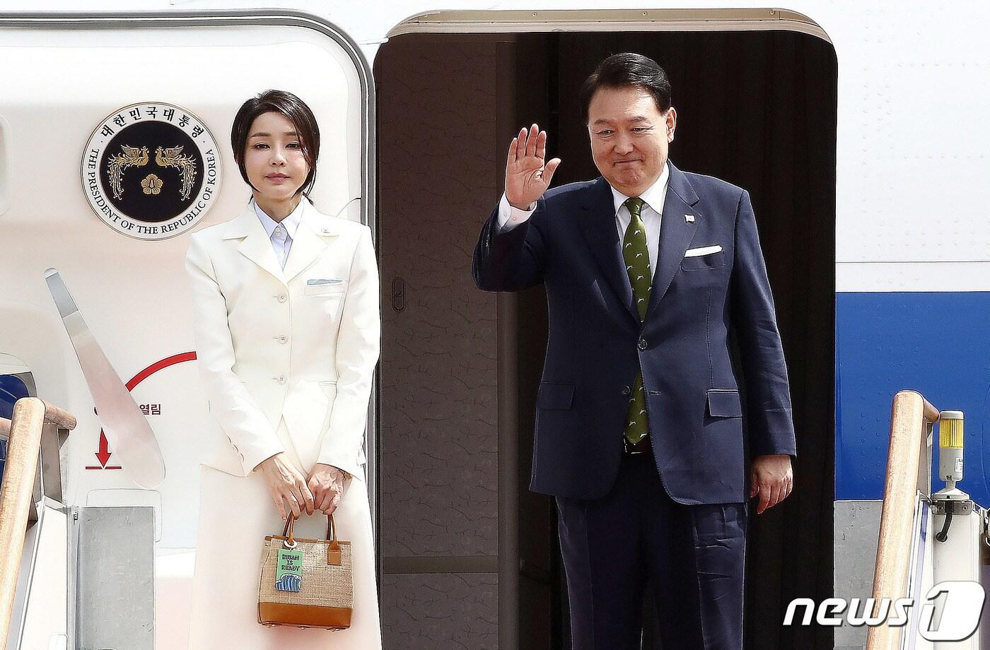 본문 이미지 - 윤석열 대통령과 김건희 여사가 인도네시아에서 열리는 아세안(ASEAN·동남아시아국가연합) 관련 정상회의와 인도에서 개최되는 주요 20개국(G20) 정상회의에 참석하기 위해 5일 경기도 성남시 서울공항을 통해 출국하고 있다. 2023.9.5/뉴스1 ⓒ News1 박세연 기자