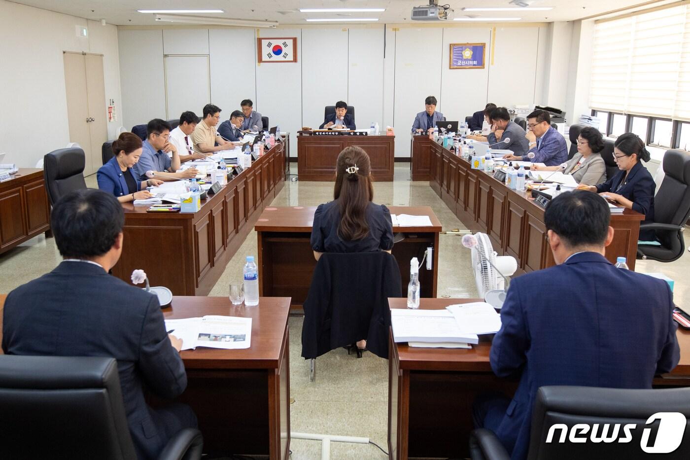본문 이미지 - 군산시의회 행정복지위원회가 시가 요구한 제2회 추경예산안을 심의하고 있다.(군산시의회 제공) 2023.9.5/뉴스1