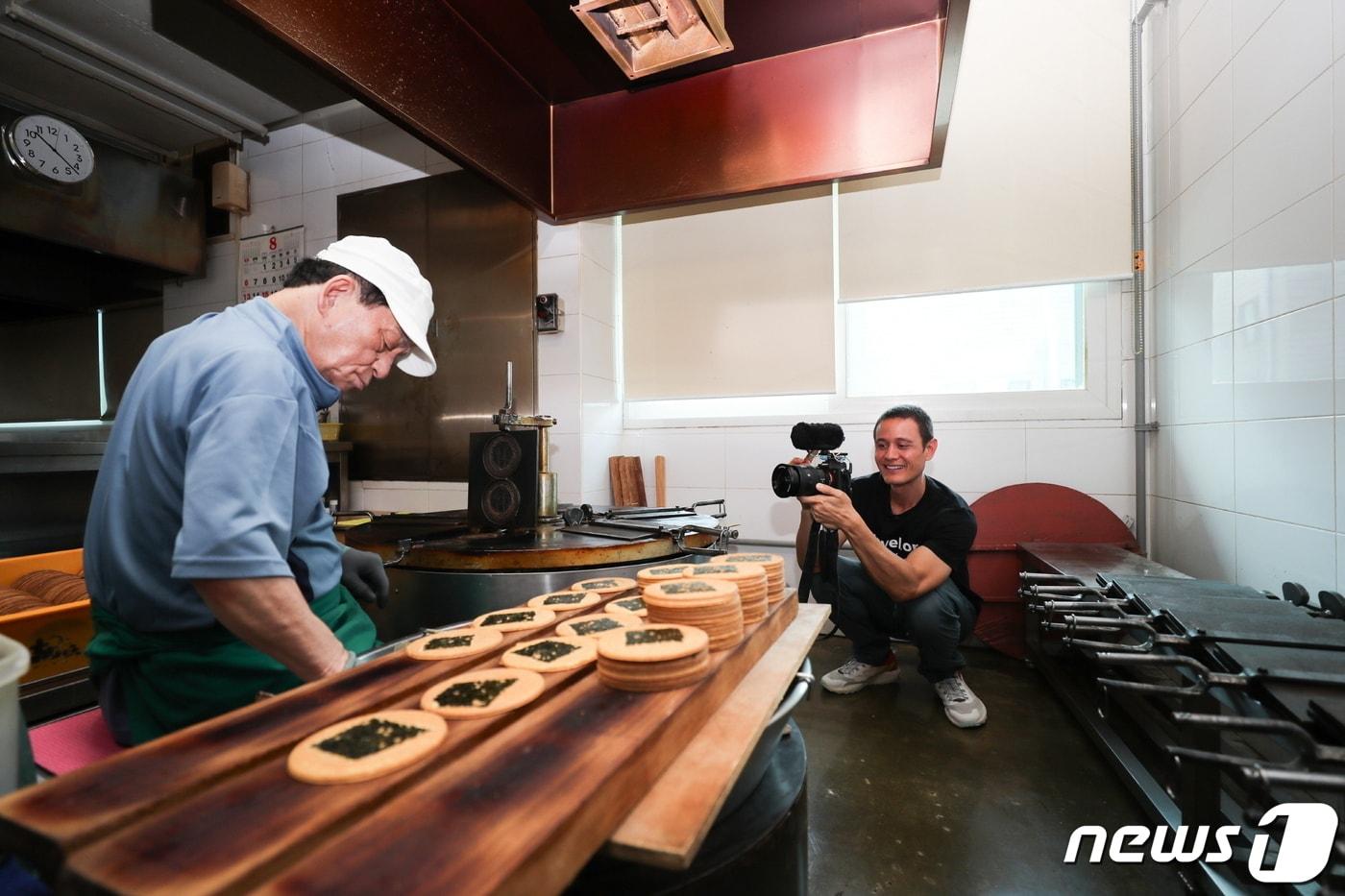 본문 이미지 - 한국 음식을 소개하고 촬영하고 있는 '마크 윈즈'(한국관광공사 제공)