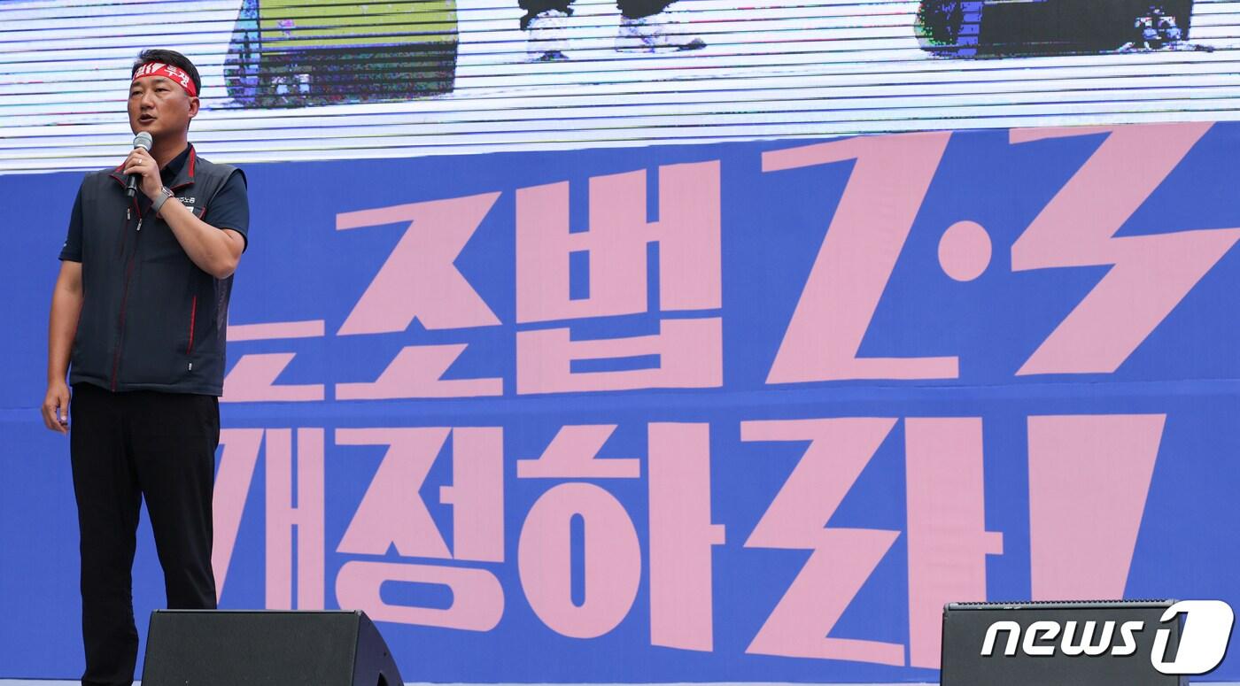 본문 이미지 - 양경수 민주노총 위원장이 5일 서울 광교사거리에서 열린 노조법 2·3조 개정 촉구 결의대회에서 개회사를 하고 있다. 2023.9.5/뉴스1 ⓒ News1 허경 기자