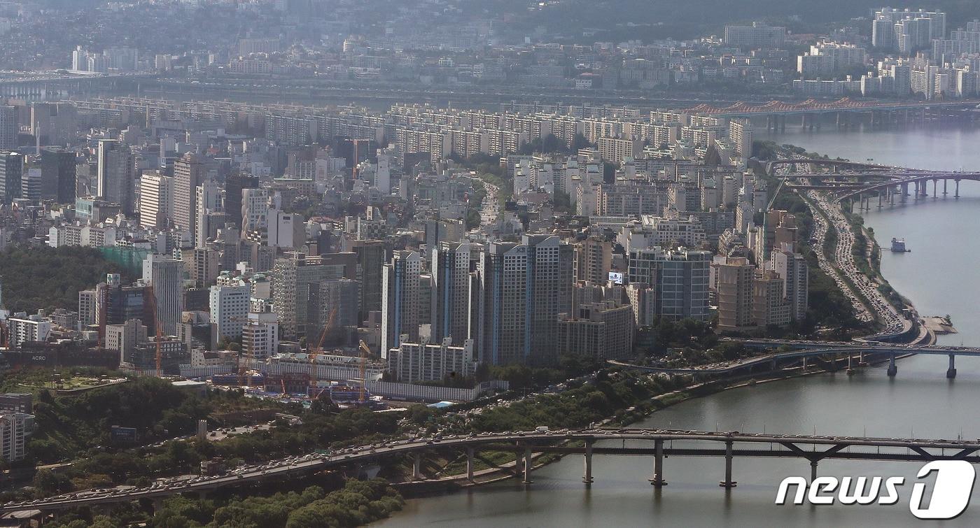 본문 이미지 - 송파구 롯데월드타워 서울스카이에서 바라본 강남구 아파트 단지. 2023.9.5/뉴스1 ⓒ News1 박세연 기자