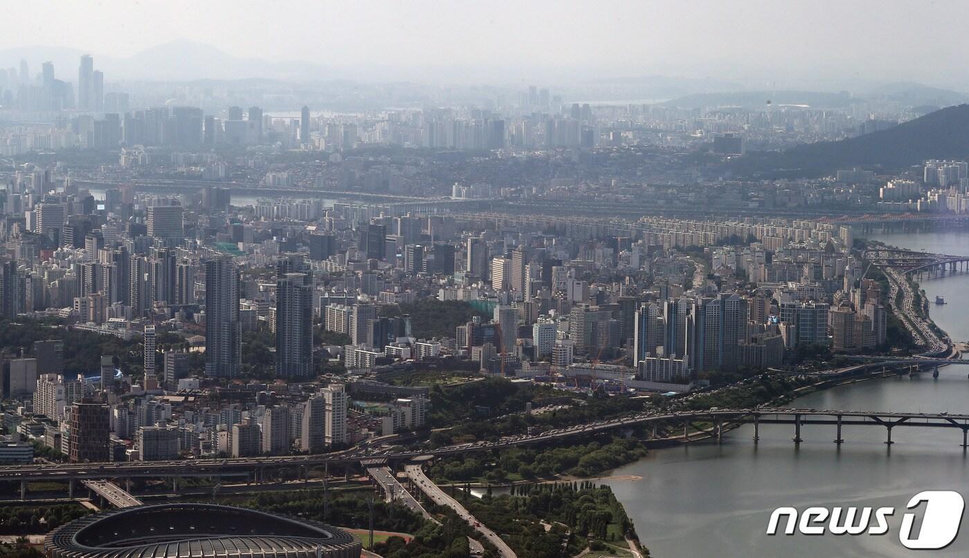 본문 이미지 - 서울 송파구 롯데월드타워 서울스카이에서 바라본 강남구 아파트 단지. 2023.9.5/뉴스1 ⓒ News1 박세연 기자