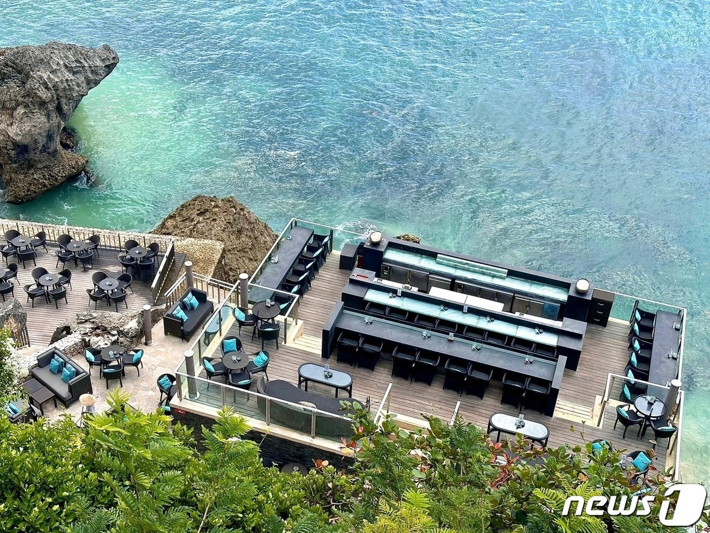 본문 이미지 - 짐바란 해변을 따라 형성된 바위층 위에 자리하고 있는 락 바ⓒ 뉴스1 윤슬빈 기자