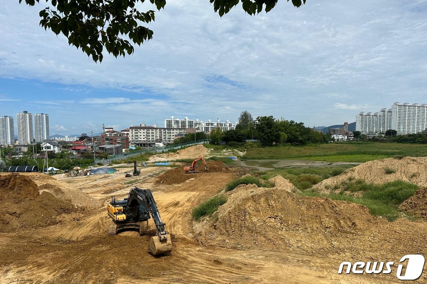 본문 이미지 -  5일 충북 충주시민의 도심 속 휴식처 호암지 제방공사의 일환으로 진행되고 있는 둑마루 공사 현장.2023.9.5/뉴스1