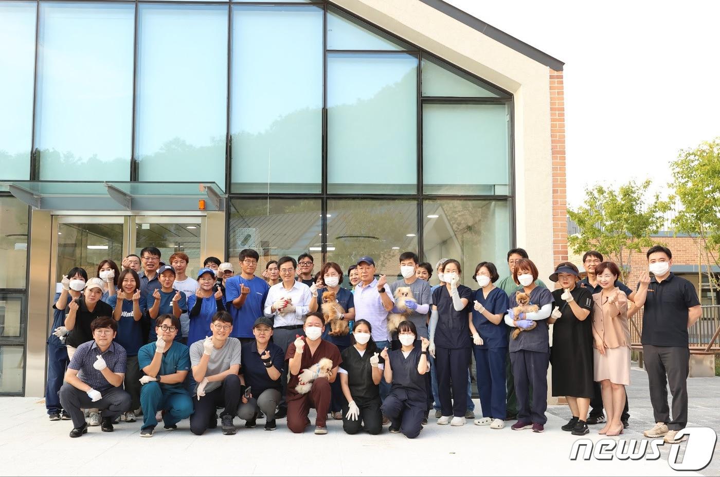 본문 이미지 - 지난 1일 여주시 경기 반려마루에서 김동연 경기도지사와 동물단체 관계자들이 기념사진을 남긴 모습 (사진=동물권행동 카라)