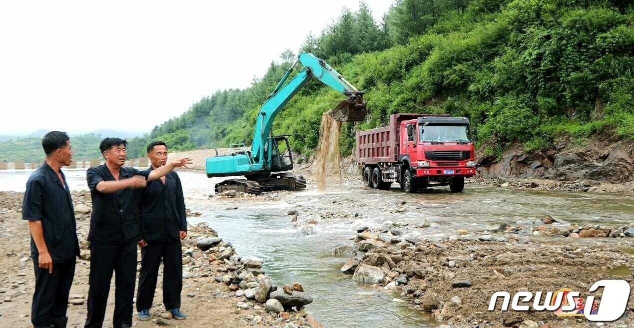 본문 이미지 - (평양 노동신문=뉴스1) = 북한 노동당 기관지 노동신문은 6일 "앞으로 9월에 북서태평양상에서 태풍이 계속 발생할 것으로 예견된다"면서 "자연재해 방지를 위한 대책을 계속 강하게 세워나가자"라고 강조했다. 사진은 운산군. [국내에서만 사용가능. 재배포 금지. DB 금지. For Use Only in the Republic of Korea. Redistribution Prohibited] rodongphoto@news1.kr