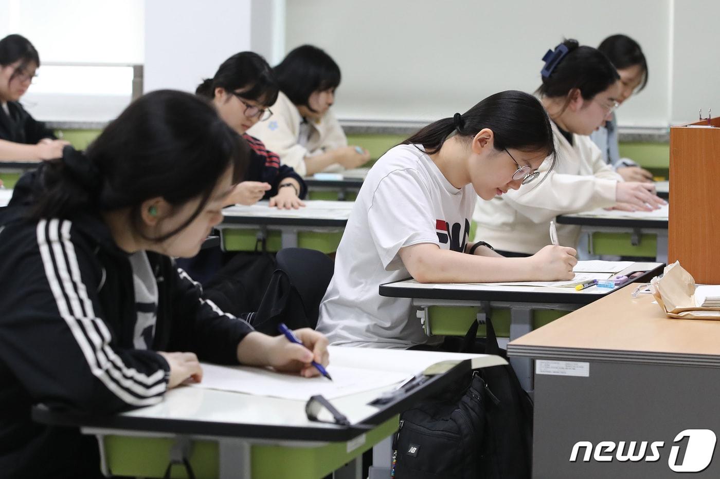 본문 이미지 - 학생들이 모의평가 문제를 풀고 있다. (사진은 기사 내용과 무관함) / 뉴스1 ⓒ News1 공정식 기자