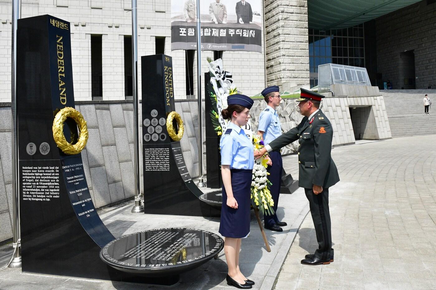 본문 이미지 - 마르코 스네이크 네덜란드 국방부 재정관리국장이 전쟁기념관 평화의광장 네덜란드 참전기념비에서 네덜란드 국방부 초급 장교단과 헌화하고 있다.(전쟁기념사업회 제공)