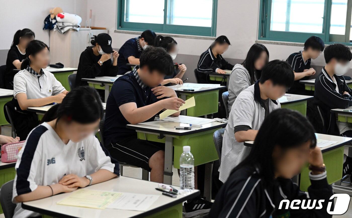 본문 이미지 - 수험생들이 2024학년도 대학수학능력시험 9월 모의평가를 치르고 있다. /뉴스1 ⓒ News1 사진공동취재단