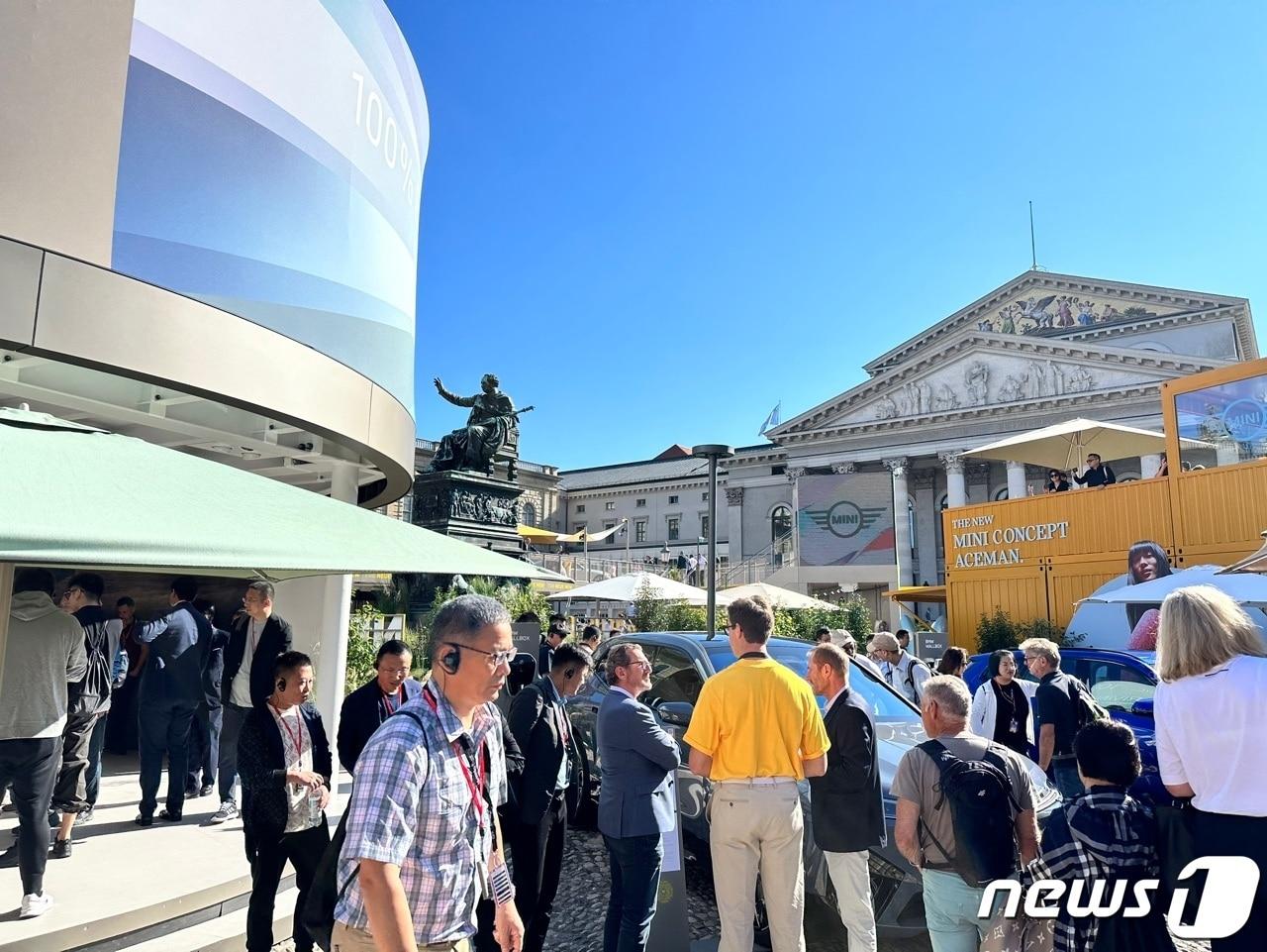 본문 이미지 -  IAA 모빌리티 2023에 참여한 BMW그룹이 뮌헨 시내에 마련한 오픈 스페이스.ⓒ 뉴스1 이동희 기자