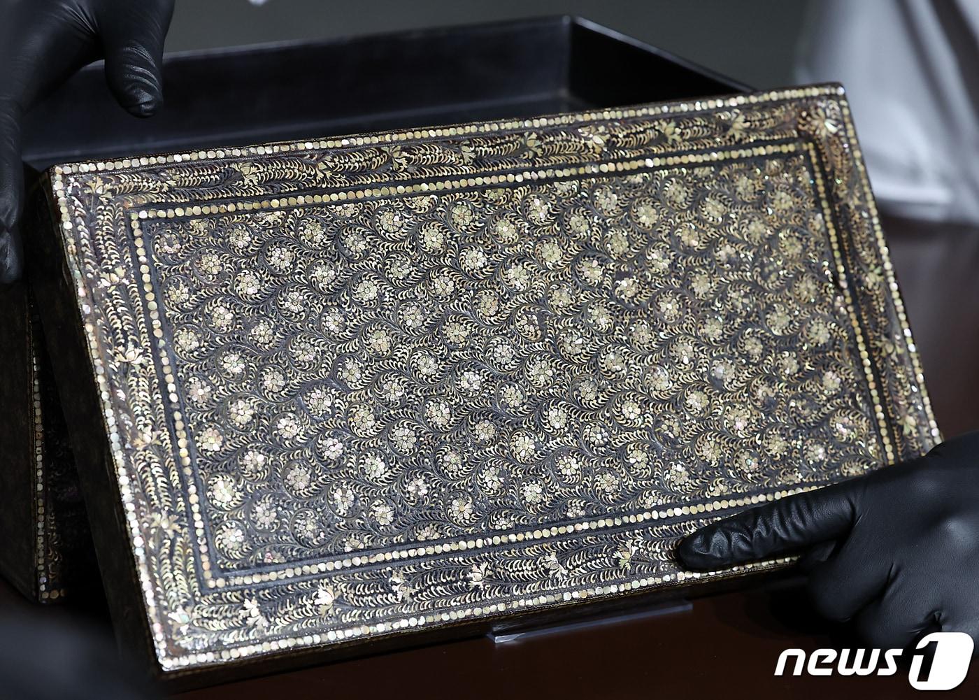 본문 이미지 - 문화재청이 6일 오전 서울 종로구 효자로 국립고궁박물관에서 국외소재문화재재단을 통해 일본에서 환수한 고려 나전칠기 나전국화넝쿨무늬상자를 공개하고 있다. 2023.9.6/뉴스1 ⓒ News1 박정호 기자
