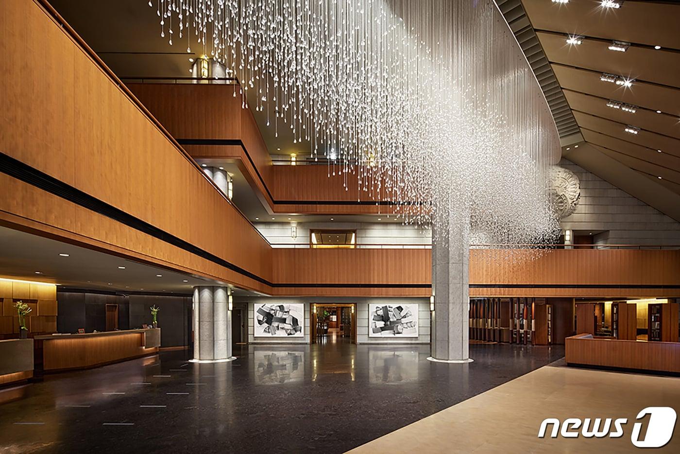 본문 이미지 - 서울신라호텔 로비 이배 작가 액자(호텔신라 제공)