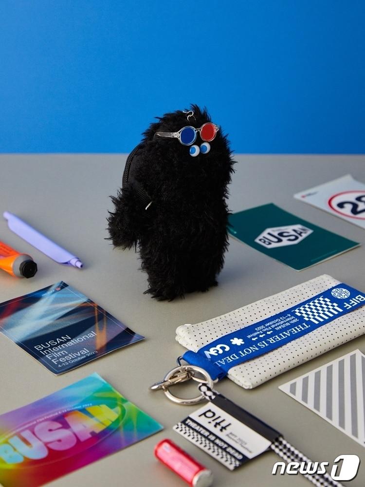 본문 이미지 - CGV 씨네샵 부산국제영화제 콜라보 굿즈(CGV 제공)