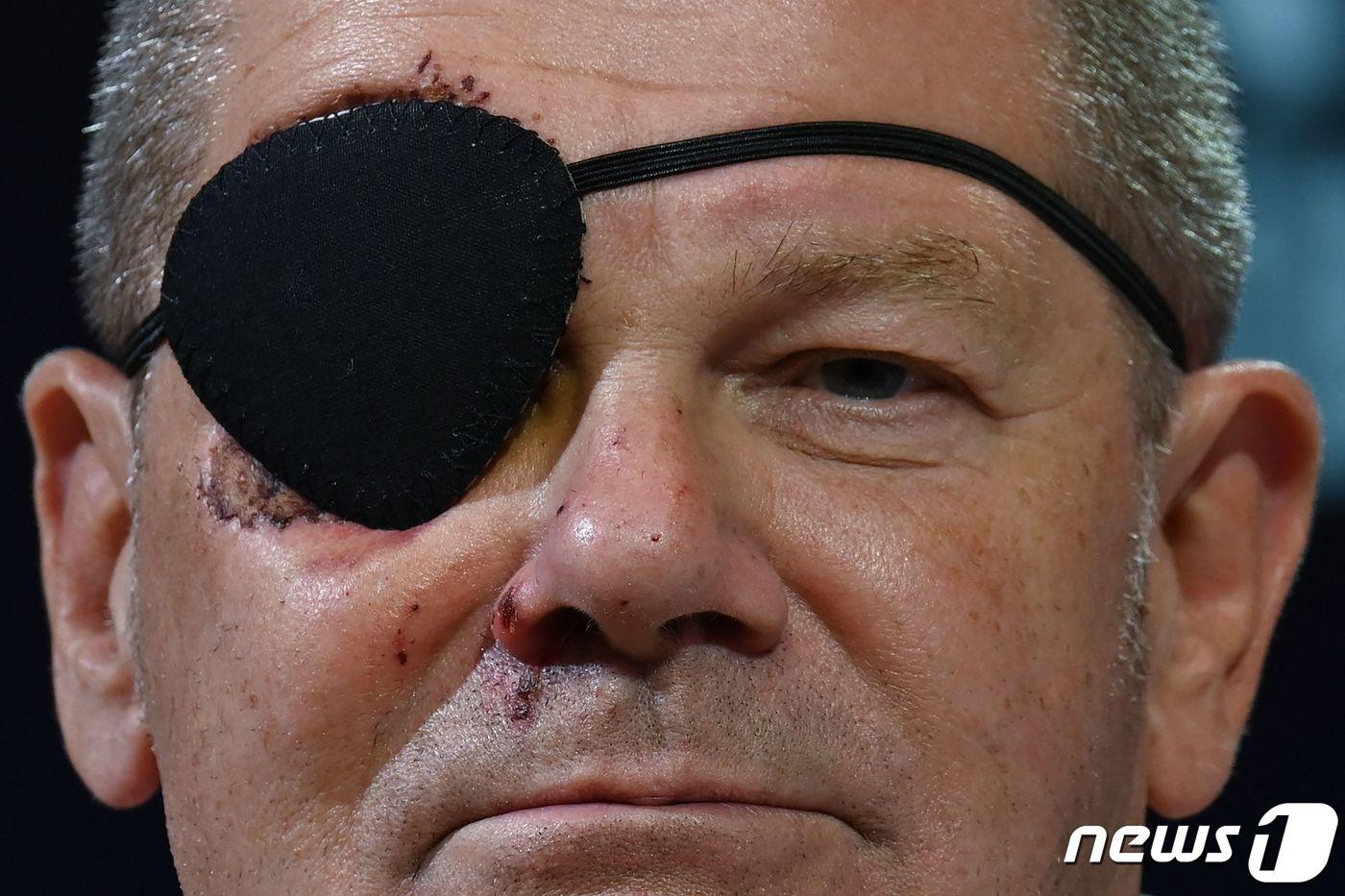 올라프 숄츠 독일 총리가 5일(현지시간) 조깅 중 넘어져 오른쪽 얼굴에 타박상을 입어 검은 안대를 낀 채 뮌헨 메세 컨벤션센터에서 개막한 'IAA 모빌리티 2023'에 참석했다. 2023.9.6 ⓒ AFP=뉴스1 ⓒ News1 우동명 기자