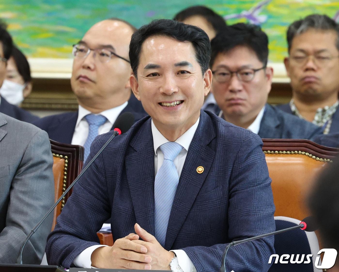 본문 이미지 - 박민식 국가보훈부 장관이 6일 서울 여의도 국회에서 열린 정무위원회 전체회의에서 의원들의 질의를 듣고 있다. 2023.9.6/뉴스1 ⓒ News1 송원영 기자