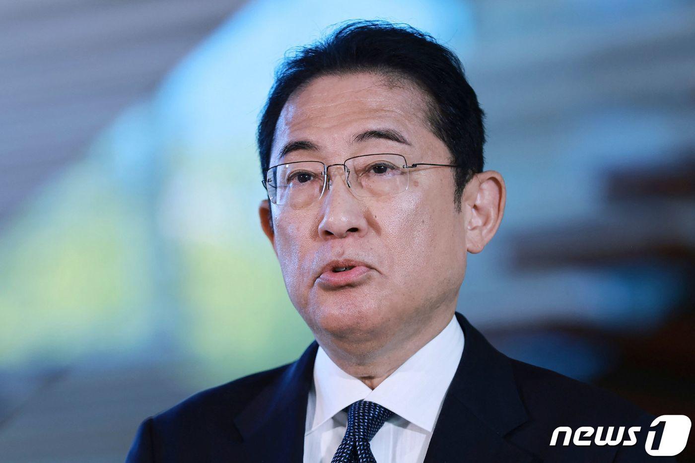 본문 이미지 - 기시다 후미오 일본 총리가 5일(현지시간) 인도네시아와 인도 순방에 앞서 도쿄 총리 관저에서 취재진을 만나고 있다. 2023.9.6 ⓒ AFP=뉴스1 ⓒ News1 우동명 기자